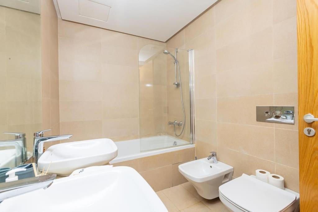 Modern 2Br Retreat In Marina Sale Luxury Living Apartment Hajja Exterior photo