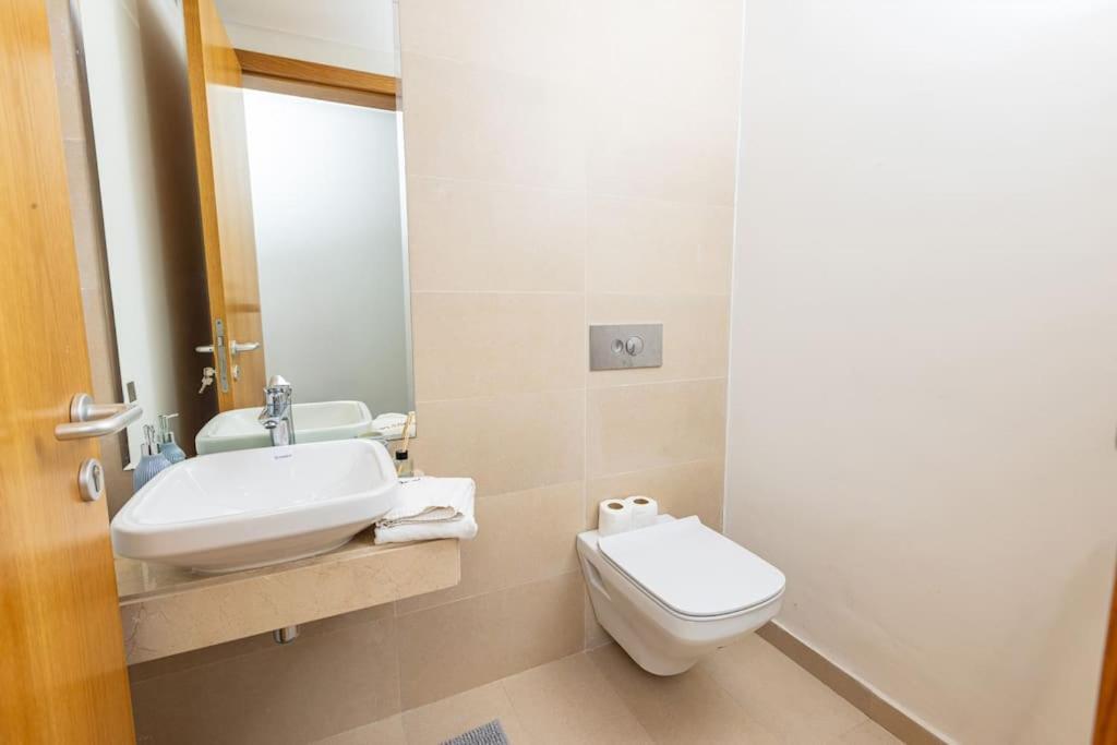 Modern 2Br Retreat In Marina Sale Luxury Living Apartment Hajja Exterior photo