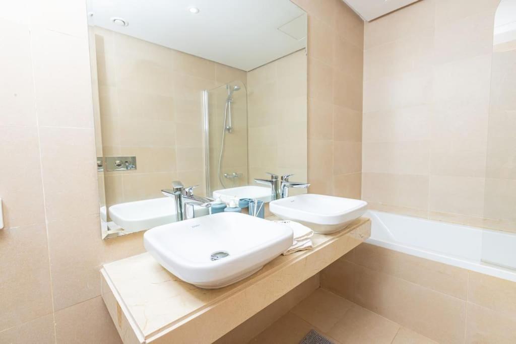 Modern 2Br Retreat In Marina Sale Luxury Living Apartment Hajja Exterior photo
